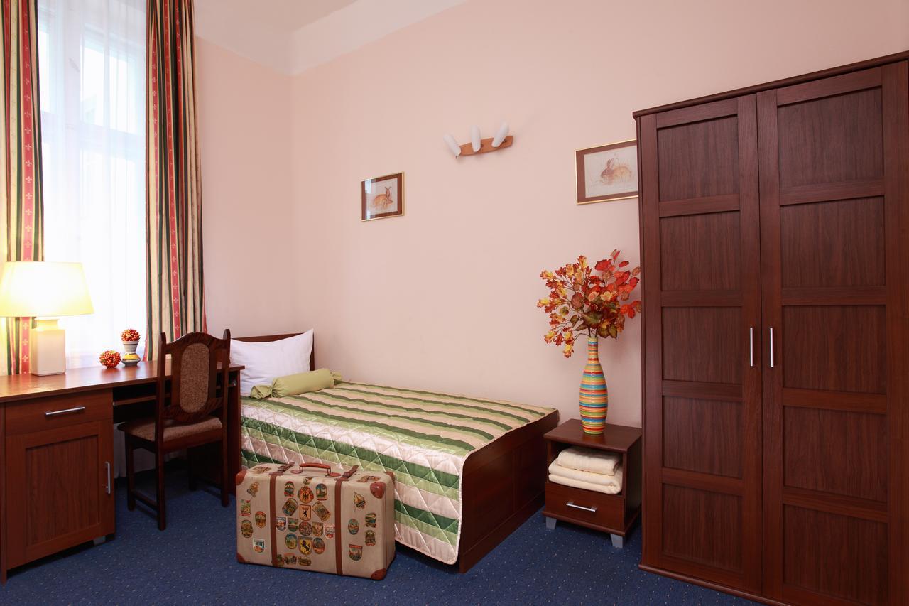 Hotel-Pension Cortina Берлин Екстериор снимка