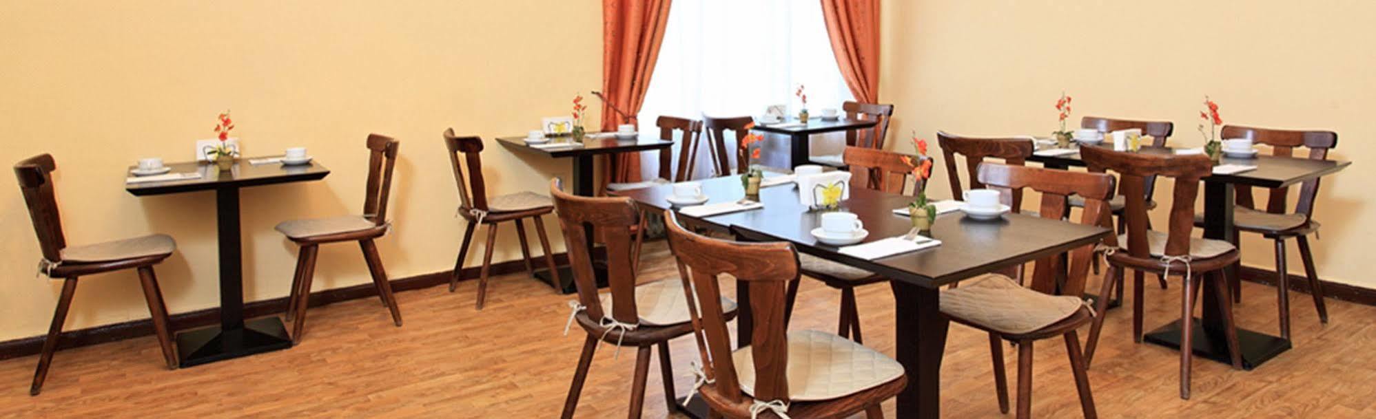 Hotel-Pension Cortina Берлин Екстериор снимка