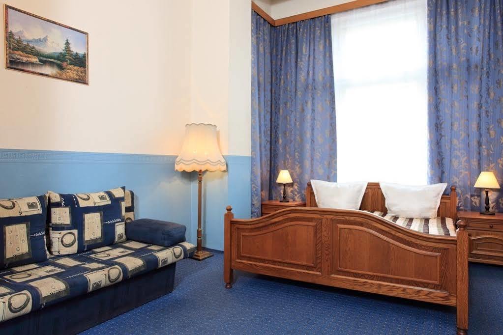 Hotel-Pension Cortina Берлин Екстериор снимка